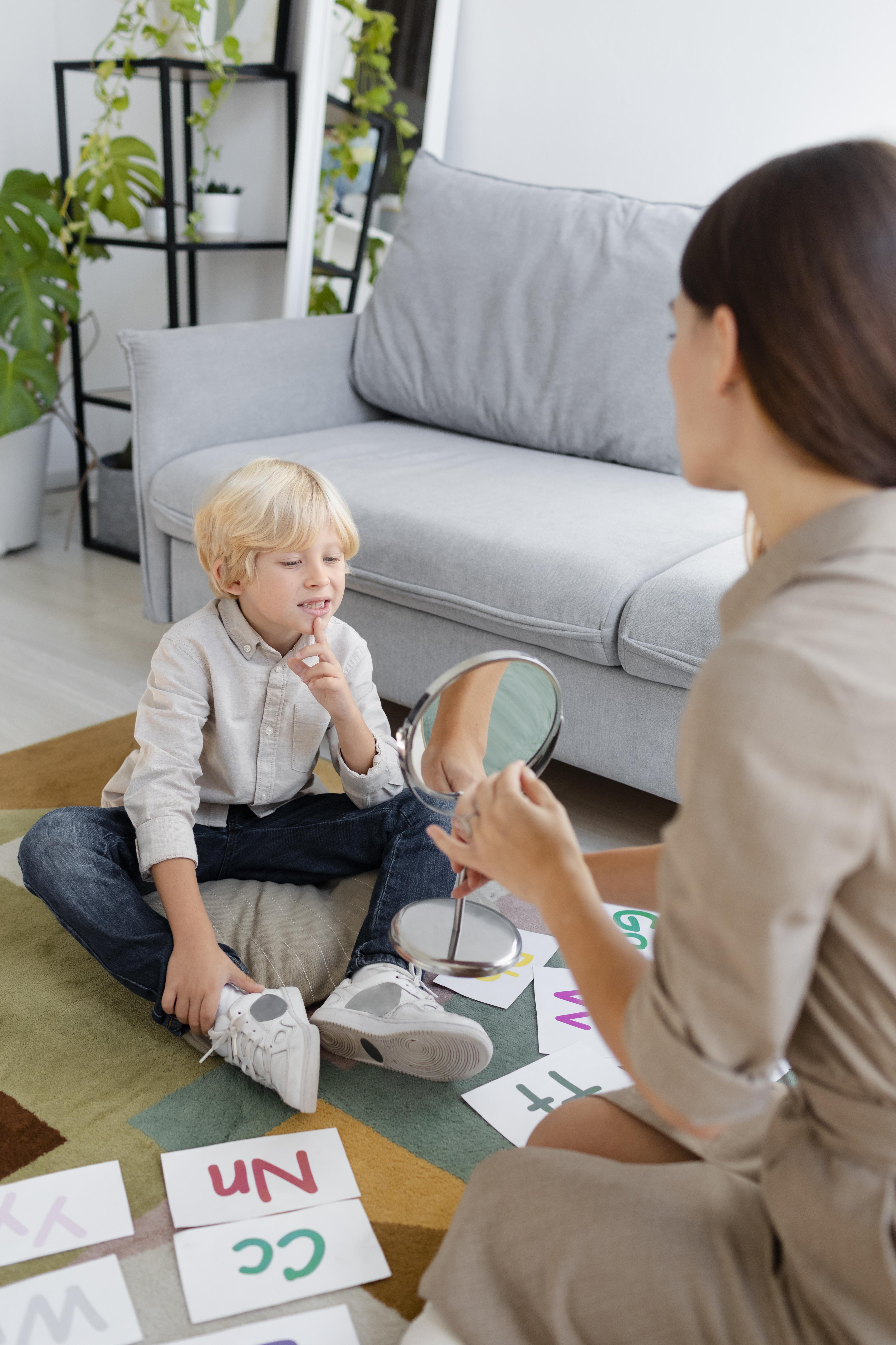 Psicoterapeuta infantil en Bogotá durante sesión de juego terapéutico